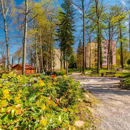 Bohema - Przytulne Mieszkanie Blisko Centrum I Dworca, Parter, Balkon, Park, Parking Appartamento Karpacz
